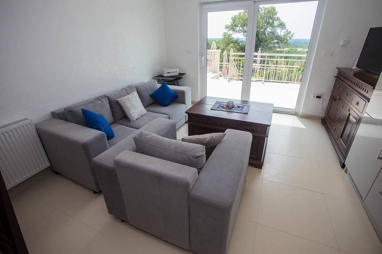 Foto 10 von 20: Apartment Sunce II mit Gemeinschaftspool und Balkon