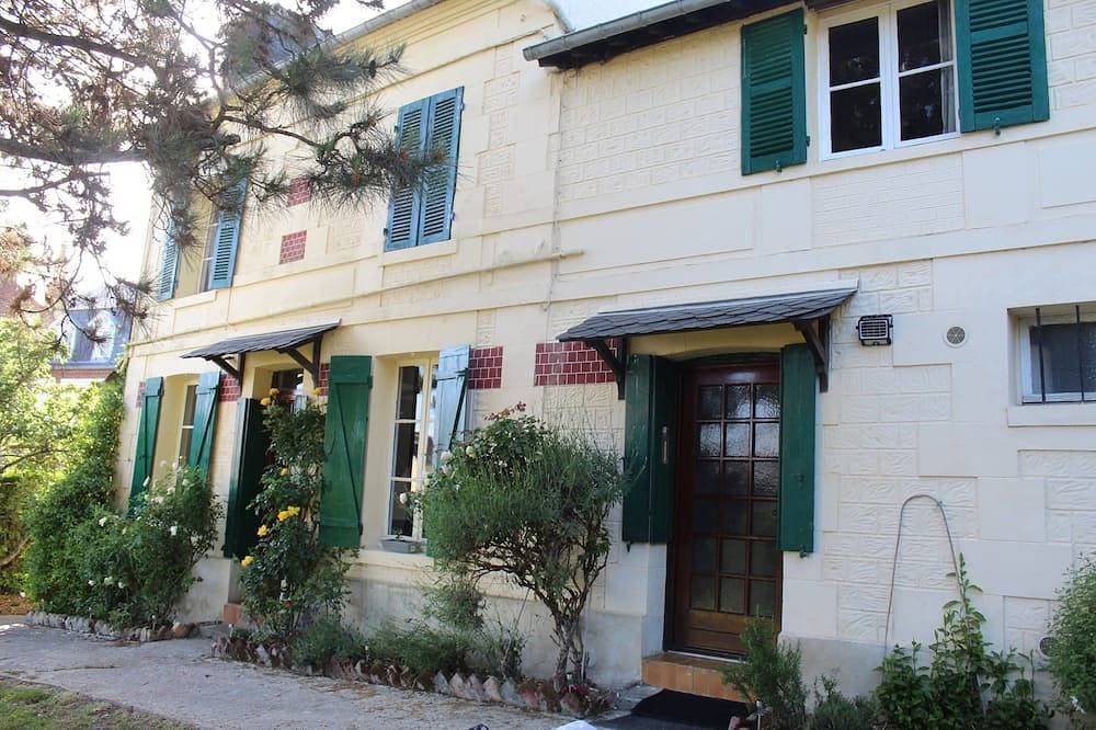 Villa with large garden close to shops and 15 minutes from the beach. 1