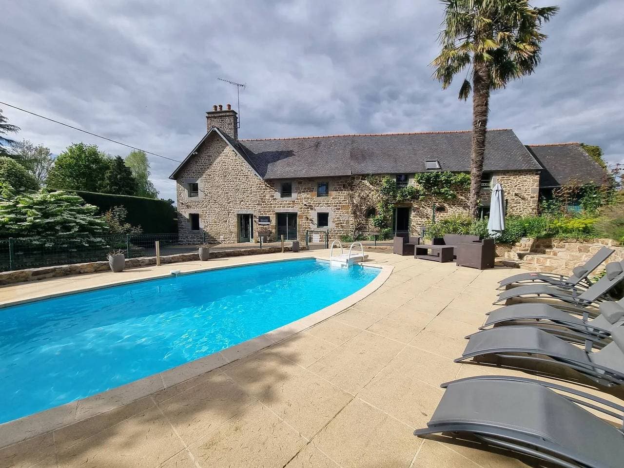 Haus in Le Val-Saint-Père mit Pool, 268 m² 1