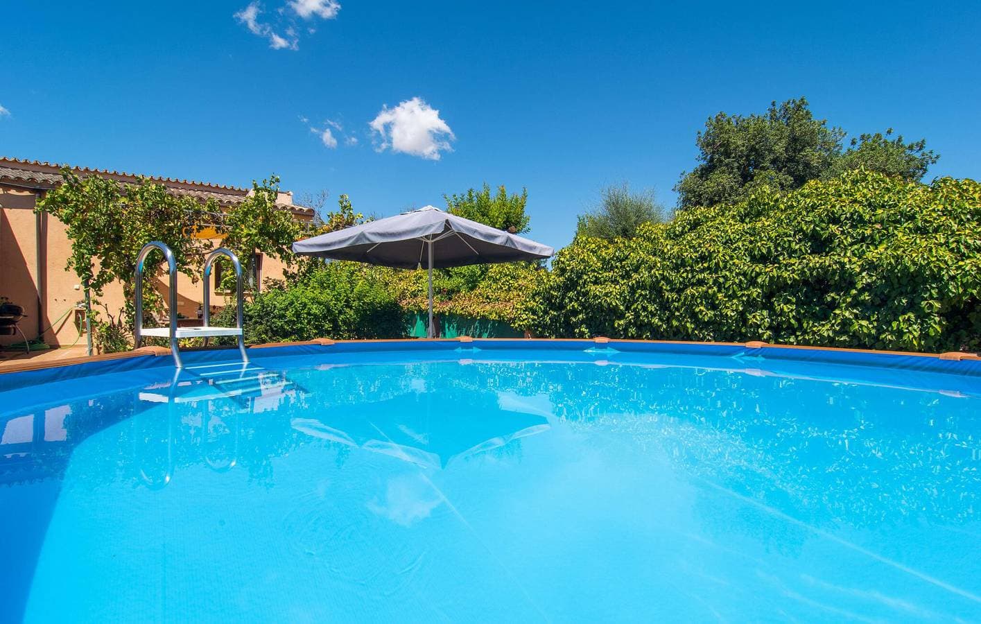 Foto 2 von 46: Sonnige Terrassen-Pool-Wohnung mit Küche & WiFi