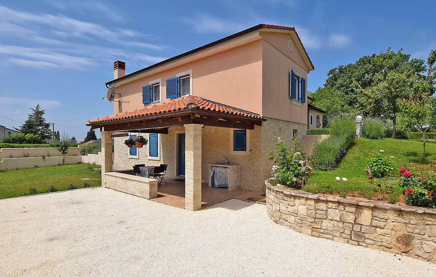 Modernes Apartment mit 2 Schlafzimmern und Terrasse in der Nähe des Restaurants Klarići 1