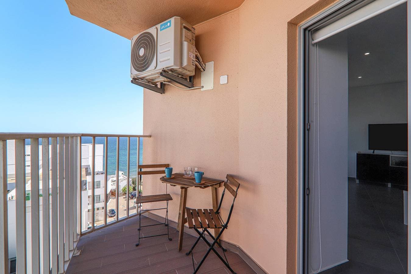 Foto 4 von 22: Ferienwohnung Torre Invicta 6ºC – Meerblick, Pool, Klimaanlage, WLAN & Balkon