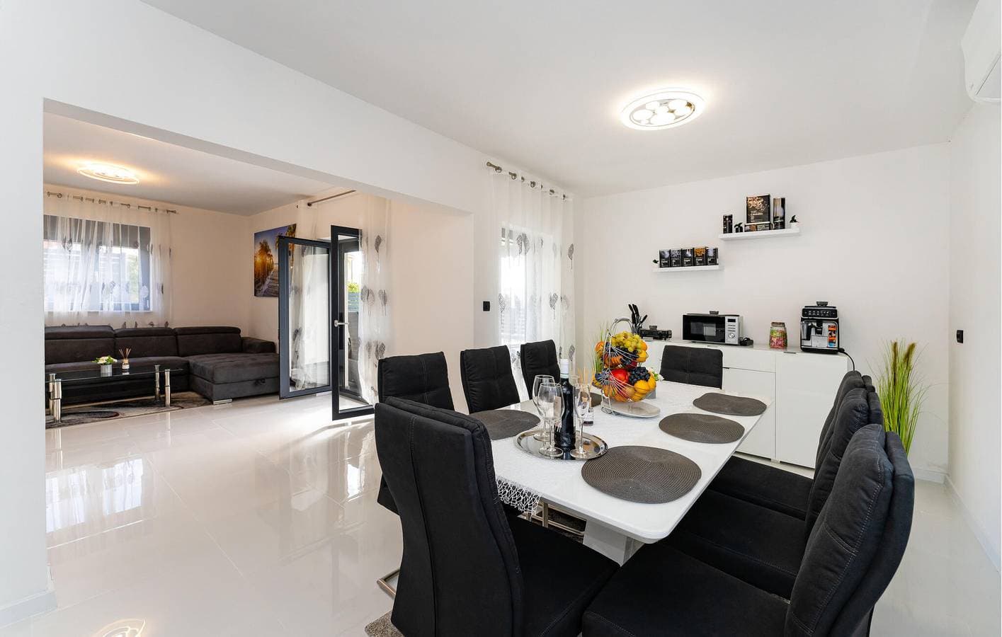 Foto 9 von 37: Urlaub am Meer: Modernes Apartment mit Pool, Terrasse und atemberaubender Aussicht