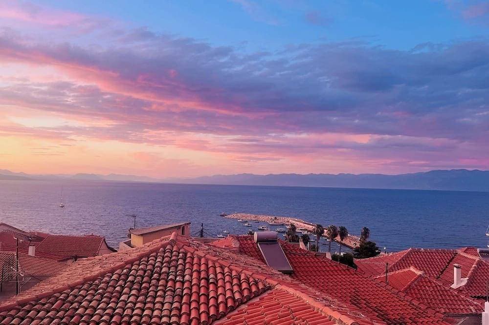 Your Koroni Escape Starts Here: Central Apartment near Zaga Beach and Tavernas. 1