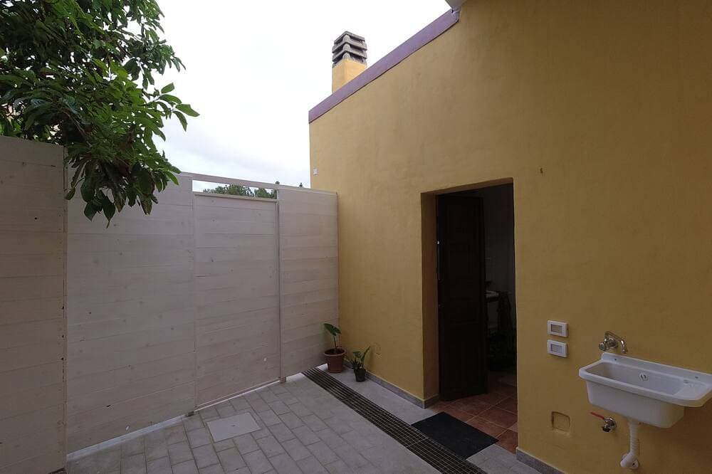Foto 9 von 19: Cozy studio with a private sky-lit courtyard, near transport and local amenities