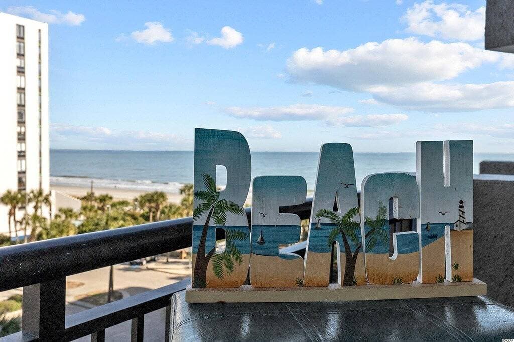 Foto 13 von 18: Beachfront Condo, sleeps 6, pools, hot tub, tiki bar, golf carts allowed
