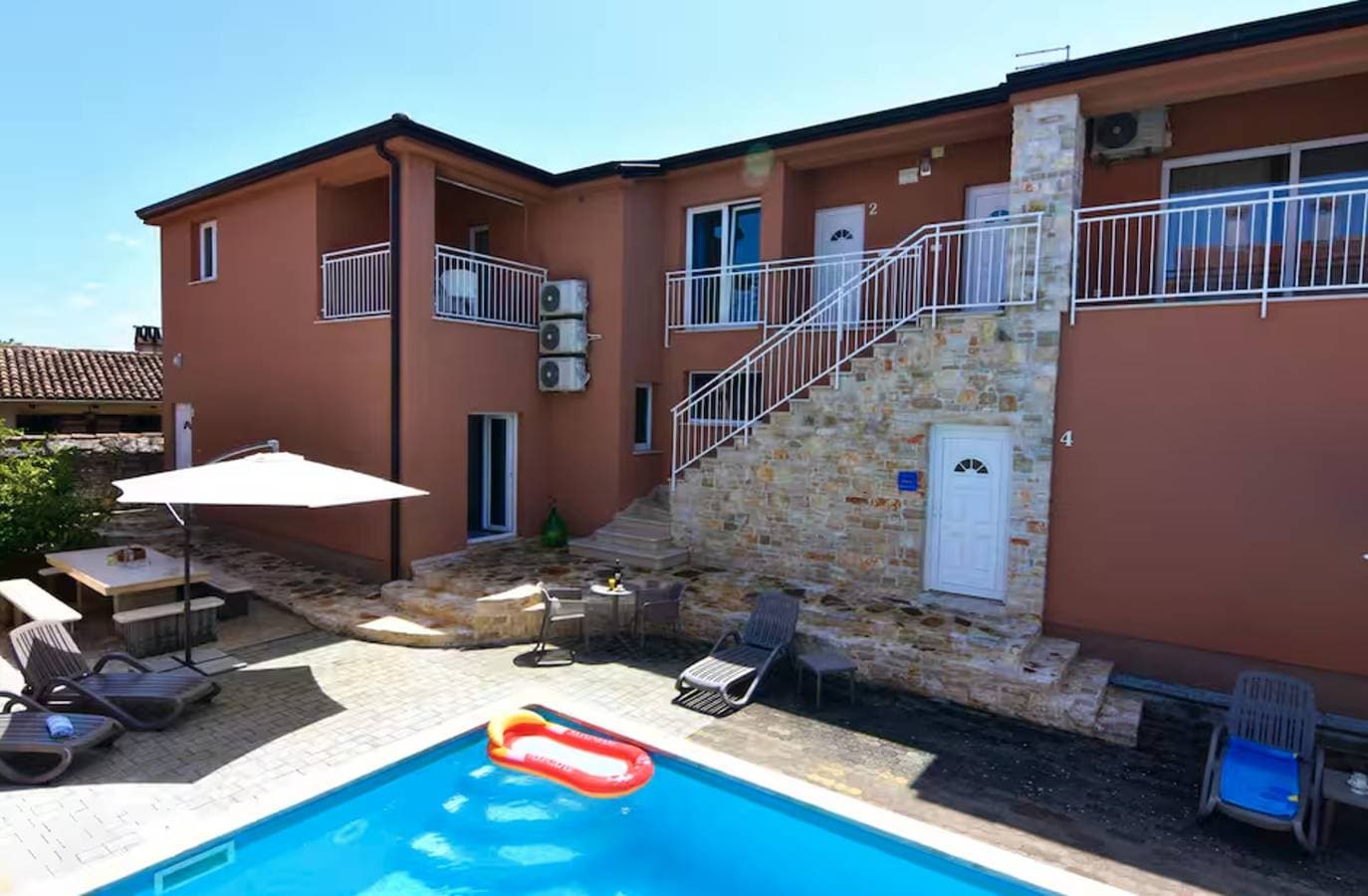 Foto 10 von 33: Gemütliche Wohnung mit Pool und Spielzimmer