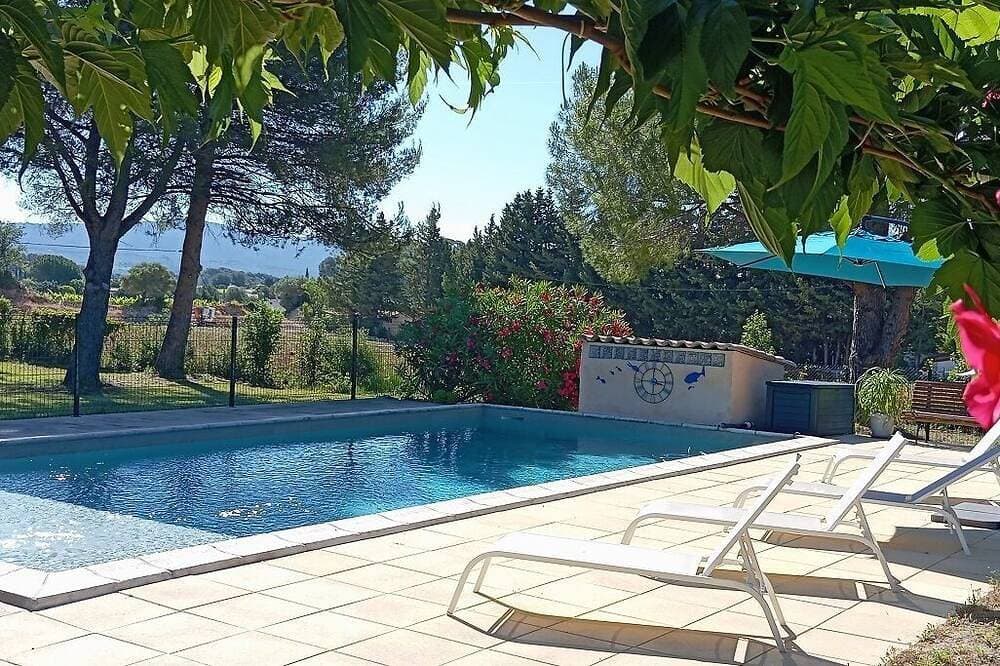 Renovated family villa in a peaceful setting in the heart of the Bandol vineyards. 1