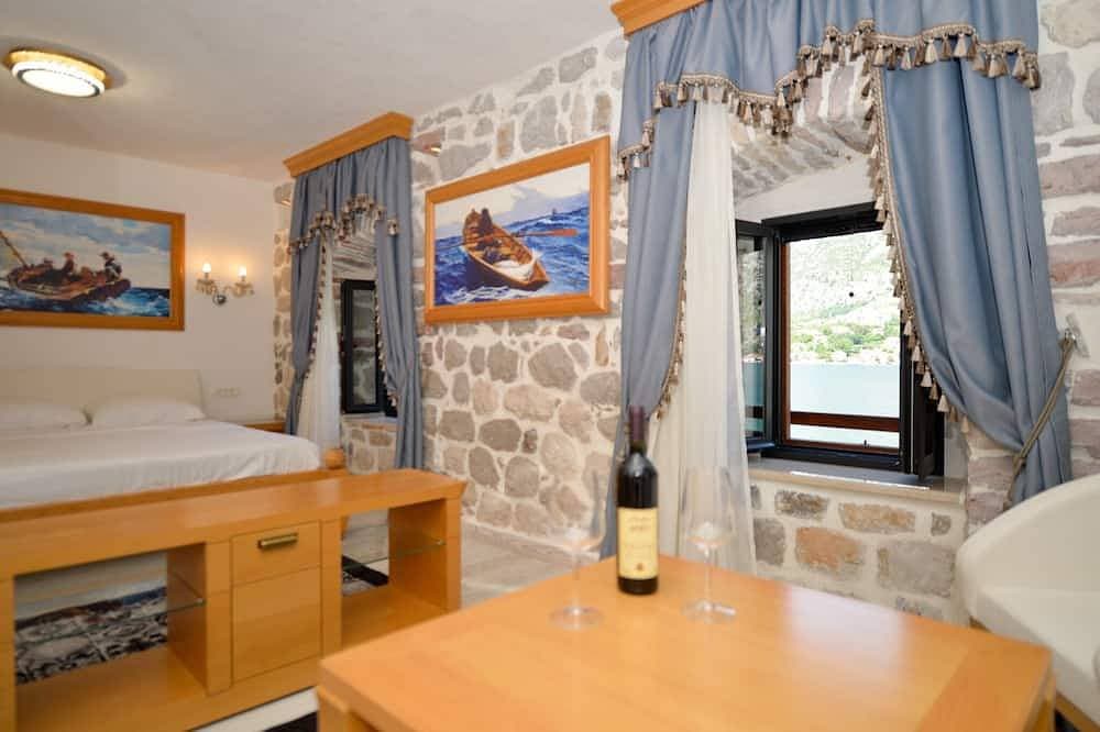 Foto 4 von 28: Waterfront Stone Home with Private Terrace & Direct Sea Access