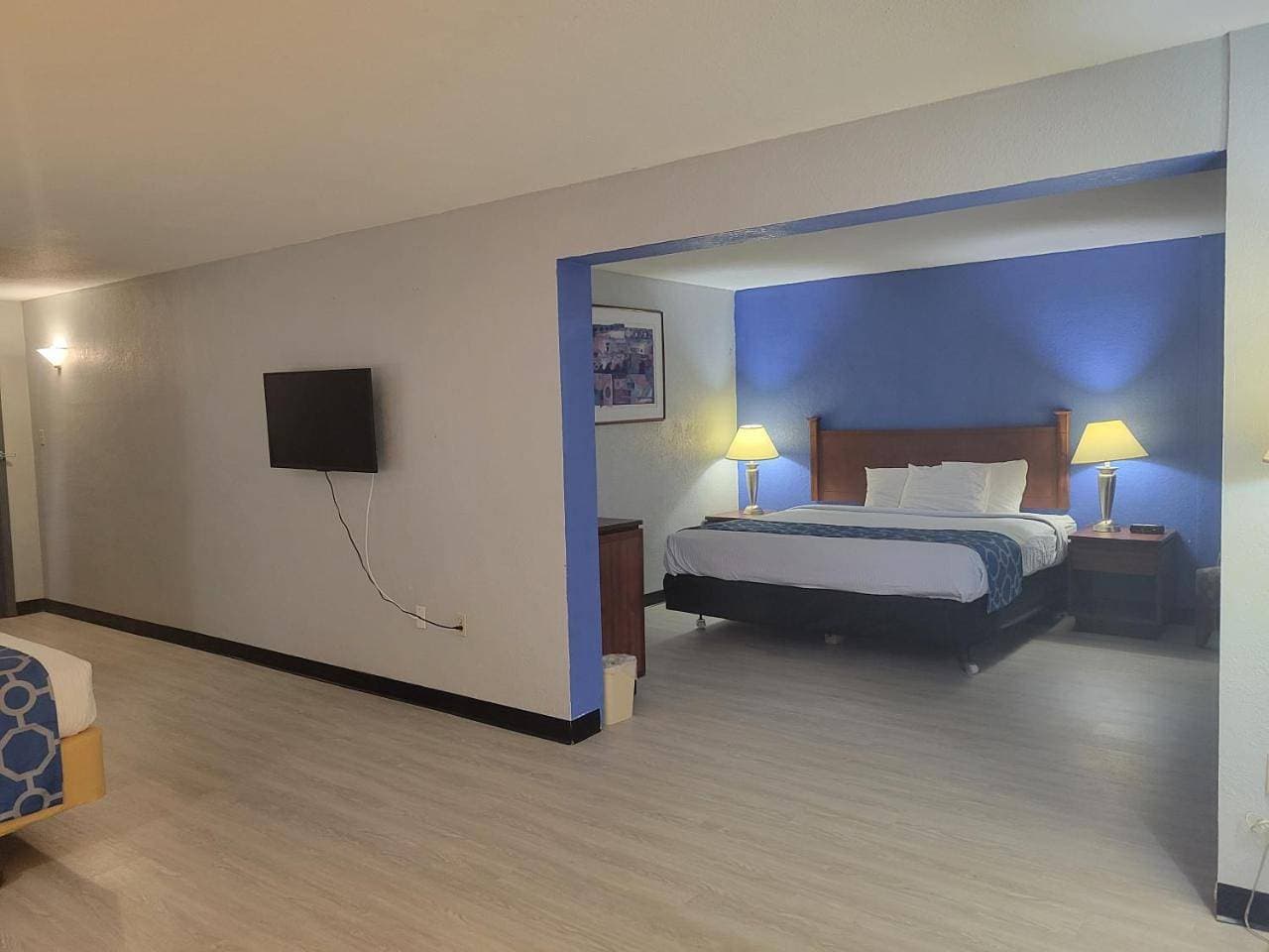 Foto 8 von 10: Deluxe Studio Suite with One King and One Queen Bed - Non-Smoking