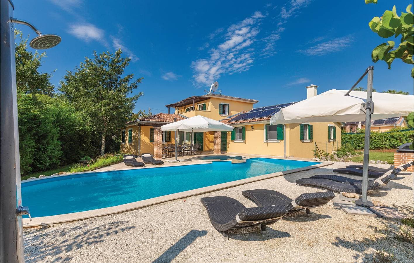 Foto 9 von 48: Geräumige 2-Zimmer-Ferienwohnung mit Pool, WLAN, Klimaanlage und Parkplatz