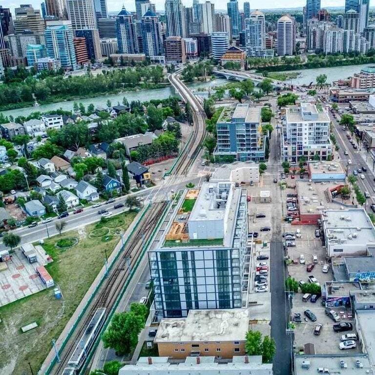 Foto 6 von 49: Vibrant & Modern Condo with Patio near Lrt