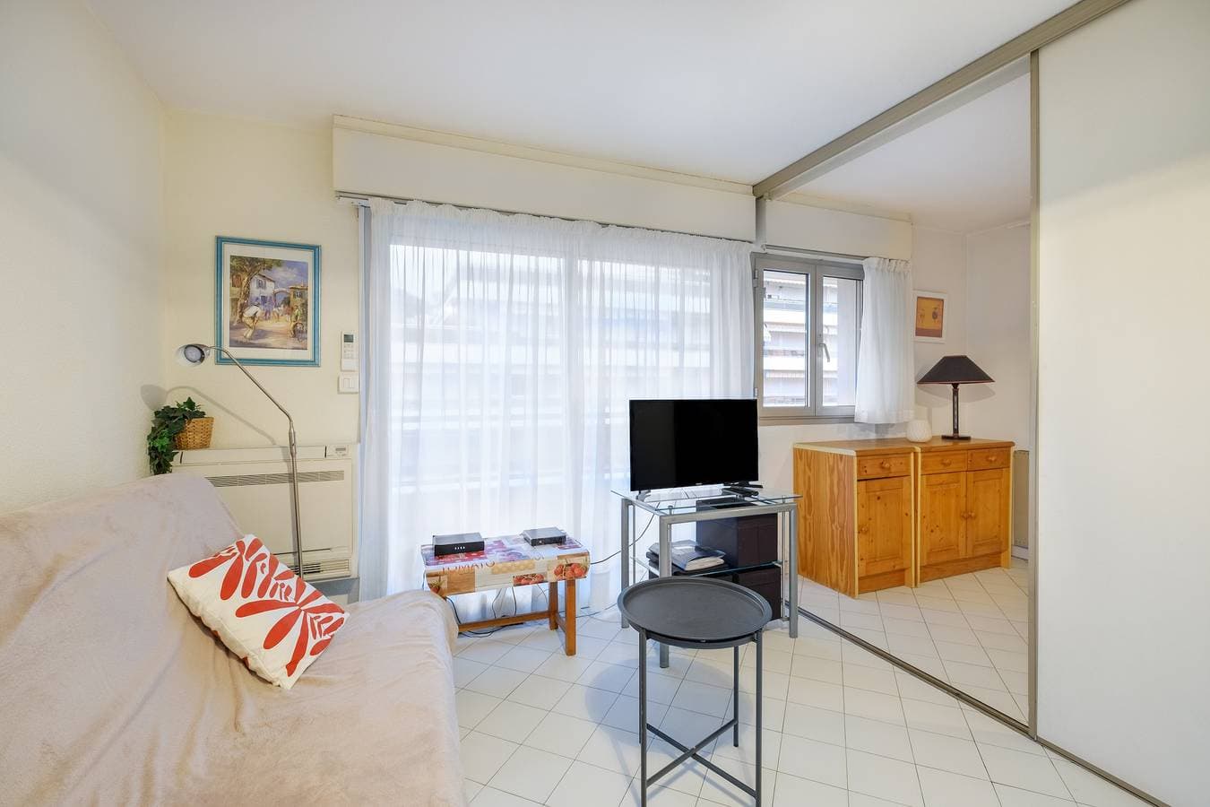 Foto 10 von 23: Einzimmerapartment 'Riviera Beach Anemone' mit Bergblick, WLAN und Klimaanlage