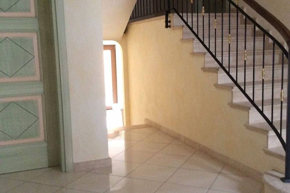 Foto 13 von 14: Large two-room apartment on the first floor, with balcony and bathroom.