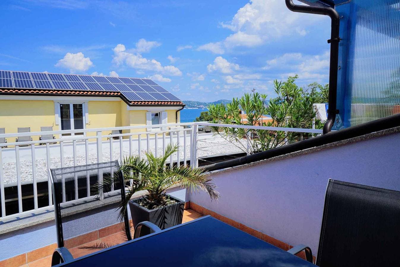 Foto 4 von 25: Ferienwohnung mit Balkon und Meerblick