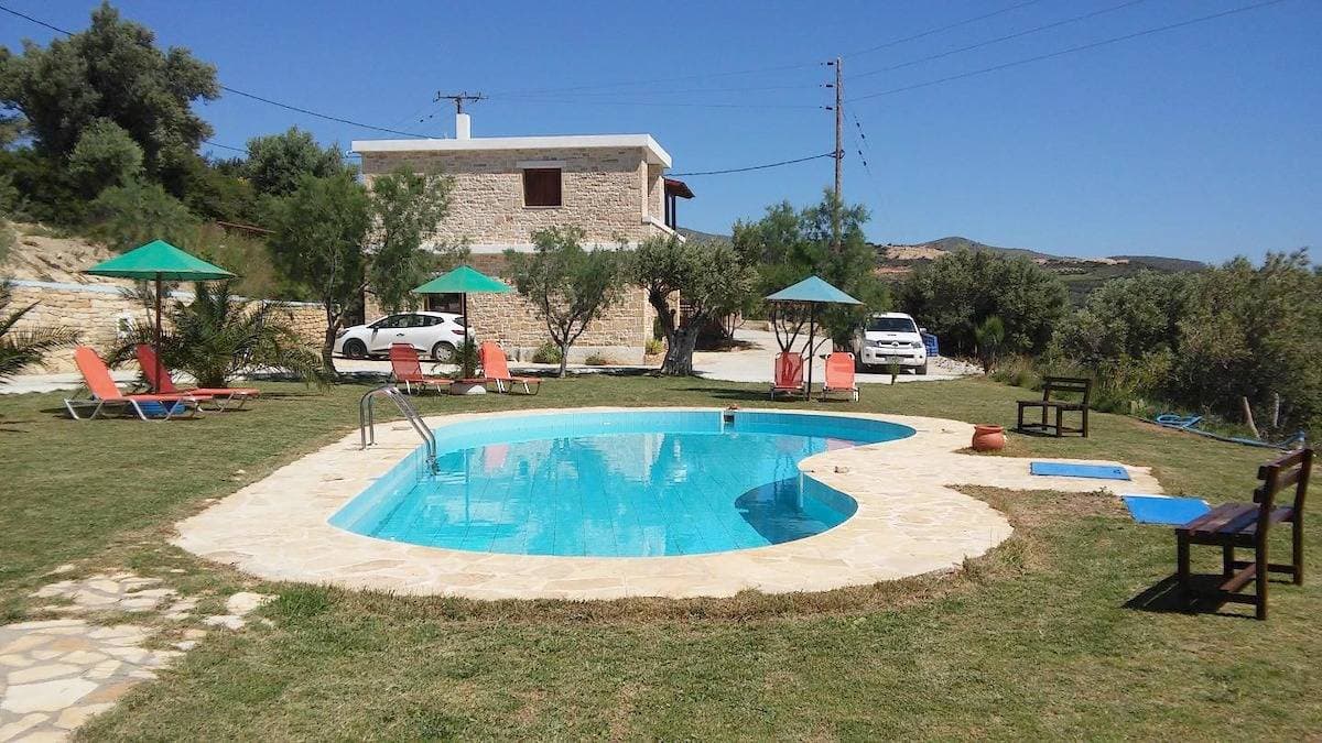 Ferienwohnung im Grünen mit Pool, großer Garten, Wifi | Triopetra, Kreta 1