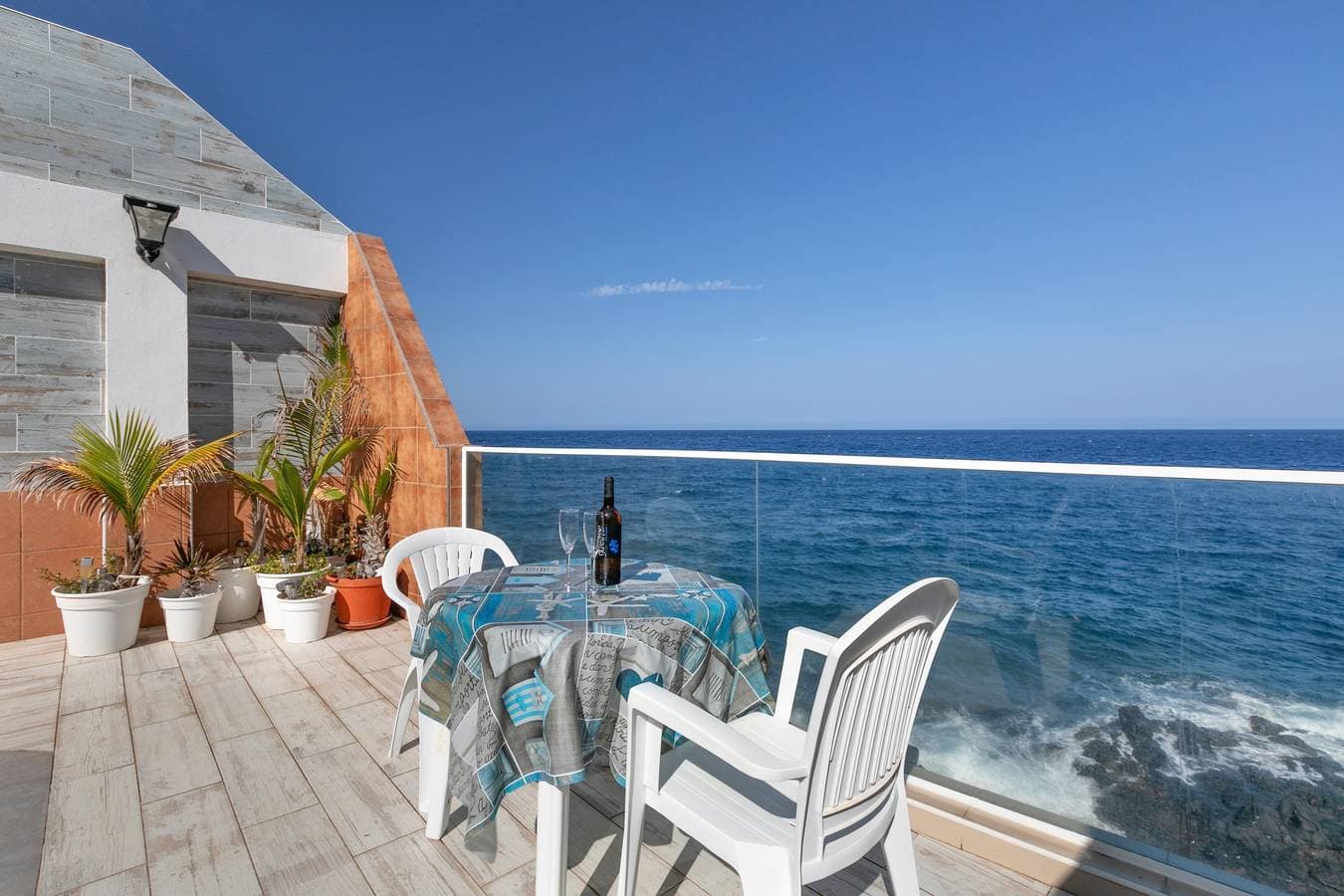 Foto 2 von 35: Ferienhaus 'Seaside House mit beheiztem Pool', Meerblick, WLAN & Klimaanlage