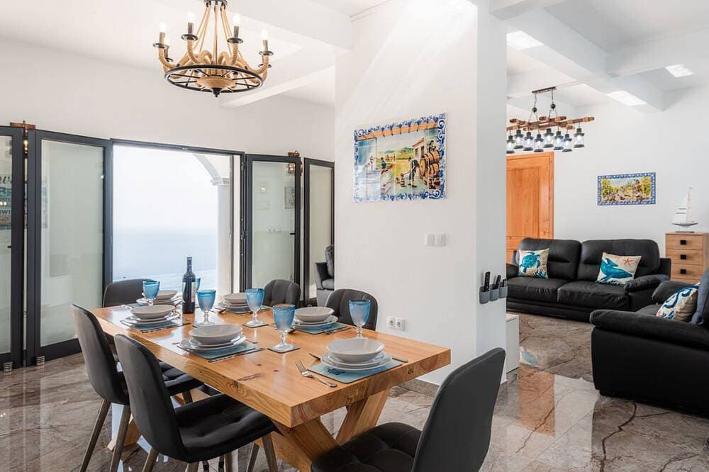 Foto 12 von 30: Blue Sea Tower, Luxusvilla, privater beheizter Pool und Gärten. Hervorragender Meerblick