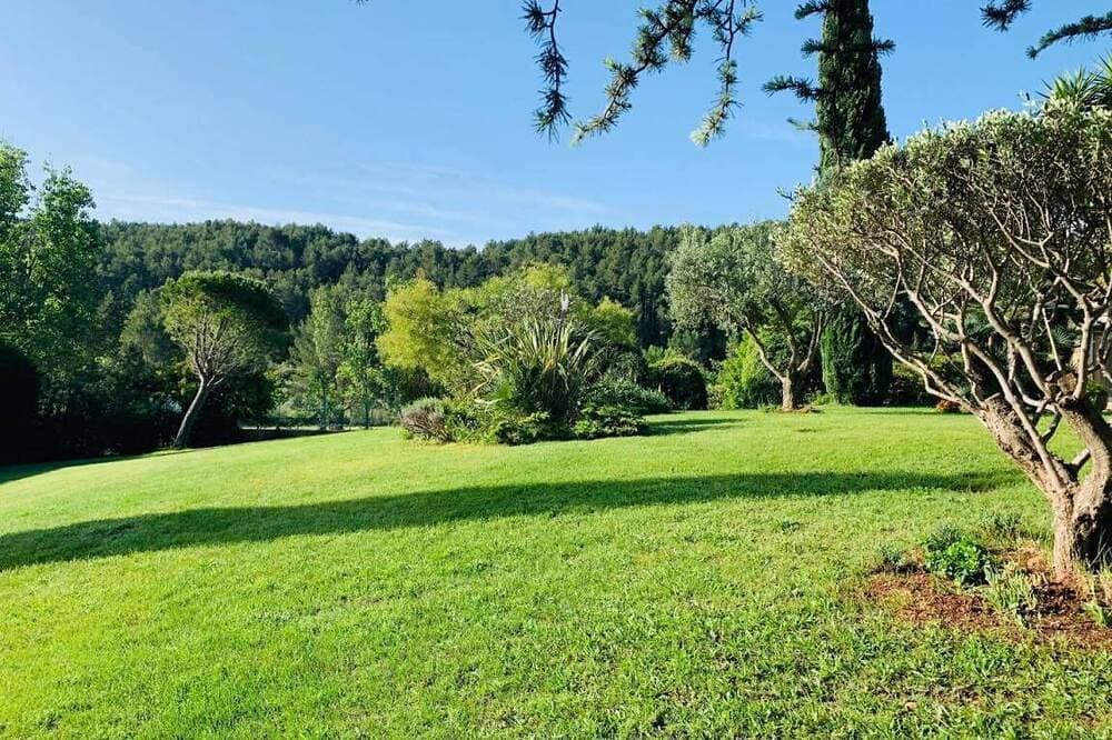 Foto 8 von 18: Spacious Villa, Tennis Court, Large Park