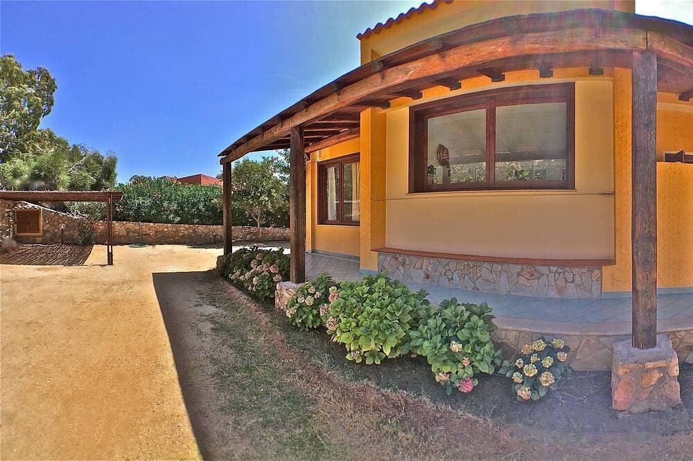 Foto 13 von 30: Villa Bibi with swimming pool, three doubles, garden, private beach.
