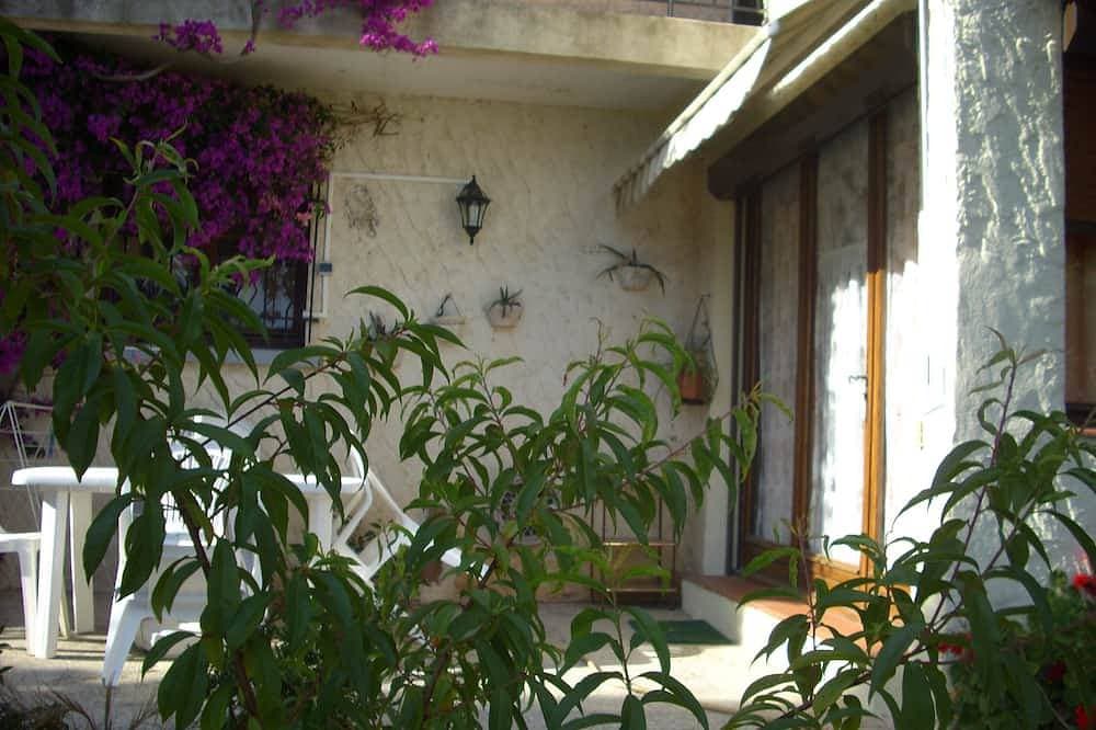 Foto 12 von 16: Erdgeschoss der Villa mit Blick auf die Spitze von Giens
