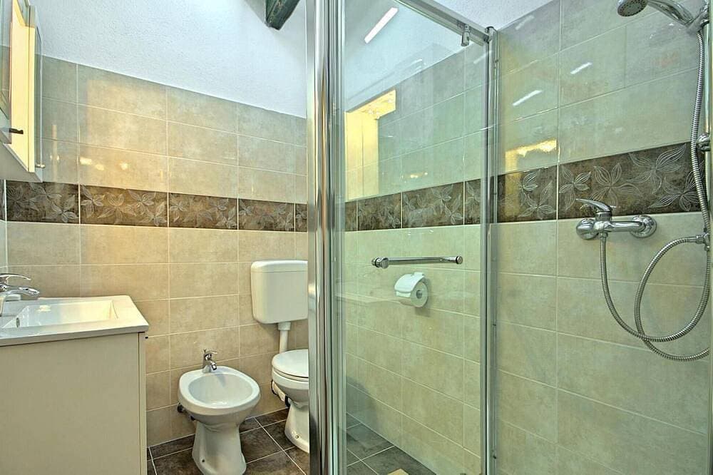 Foto 13 von 30: Atemberaubendes Haus in Tinjan mit privatem Swimmingpool, der sowohl drinnen.