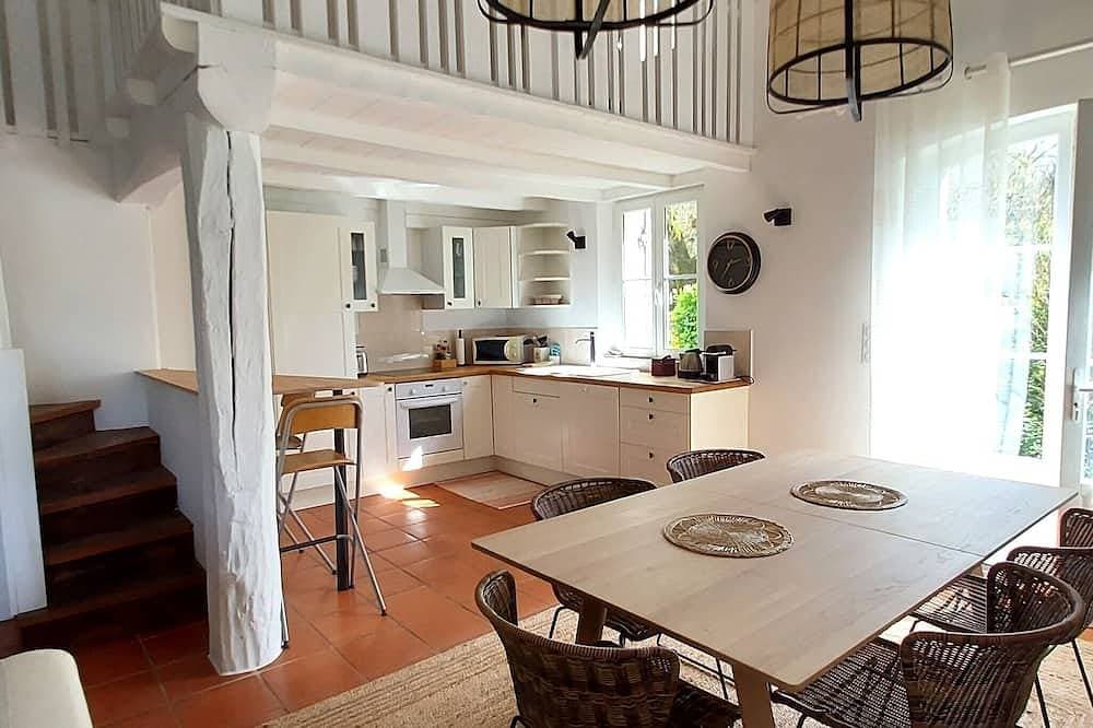 Foto 10 von 16: Charming Cottage for 2–4 Guests, in a Park with Swimming Pool