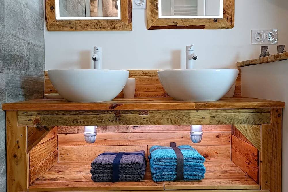 Foto 10 von 27: Gemütliches Apartment mit Whirlpool-Badewanne im Schlafzimmer und Katamaran-Netz
