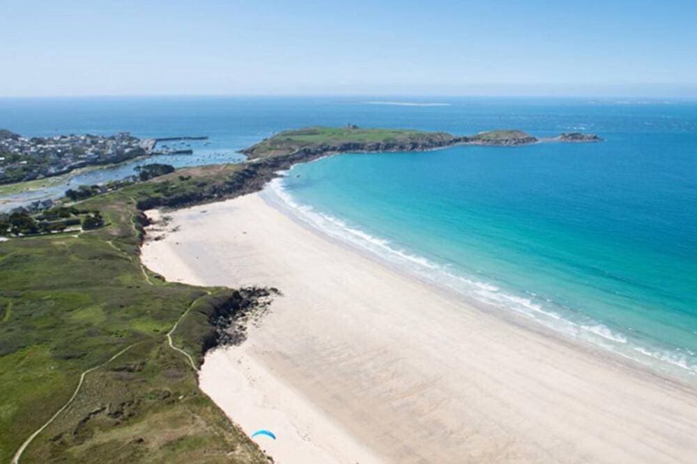 Haus am Meer in einer Residenz mit Parkett 400 m vom weißen Strand Sablons 1