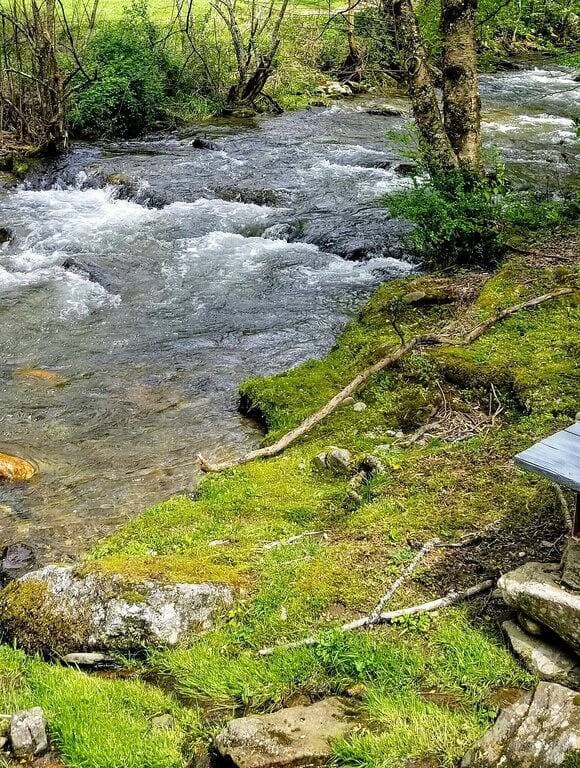 Foto 9 von 42: Urig, friedlich und Creekside!  Alarka friedliche Nebenfluss-Kabine - Bryson City