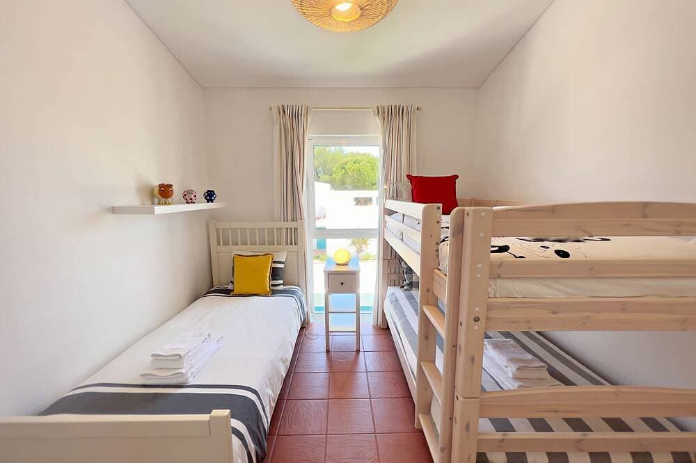 Foto 4 von 30: Casa da Prainha - 2 Bdr/ 200m to the beach/ 3 pools/ Sports friendly