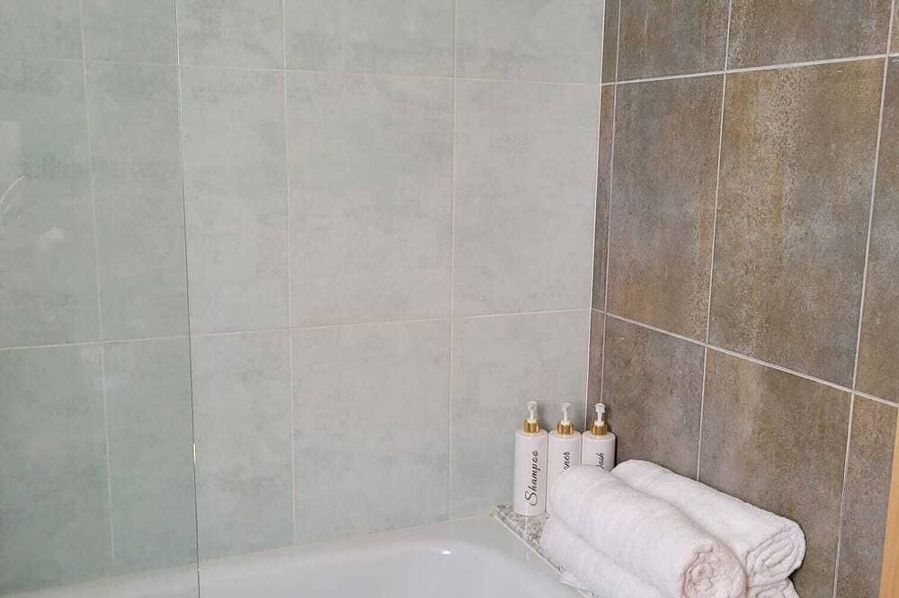 Foto 13 von 30: Brand New Duplex with Underground Private Parking: 15-20 minutes to beaches