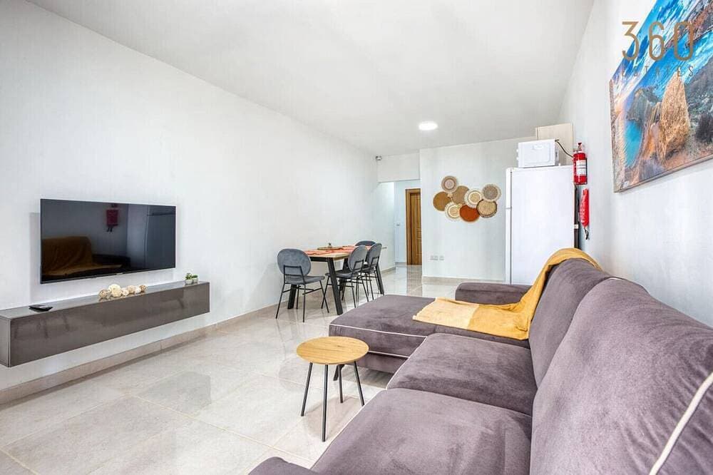 Foto 13 von 26: Stylish 2Br Stay with Balcony Sunsets & Sea Views!