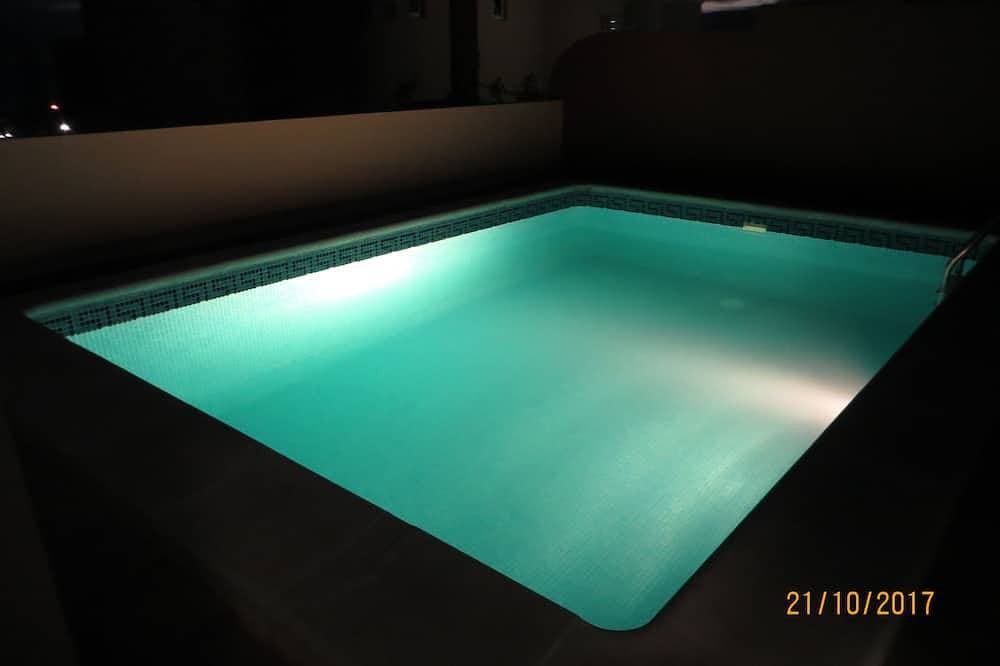 Neu möbliertes, Stadthaus, ruhige Wohnanlage, großer, privater Pool 1