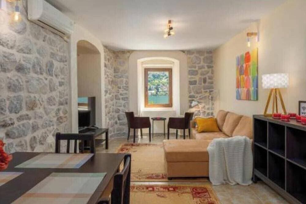 Foto 8 von 30: Historic Waterfront House — Authentic Stone Gem on the Stunning Bay of Kotor