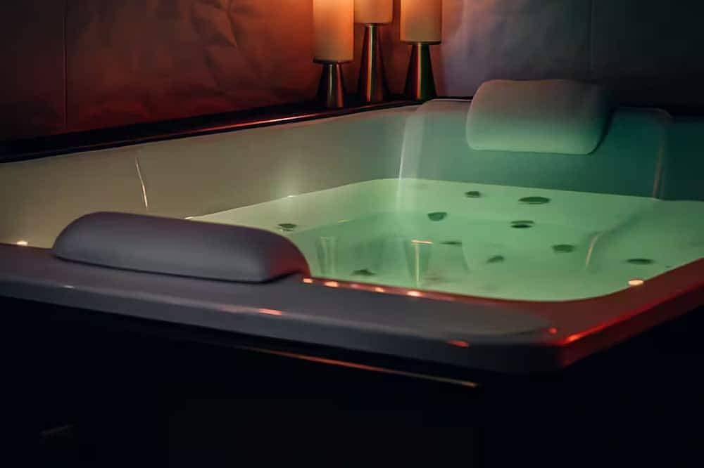 Suite Crazy'n love room, jacuzzi, cinema, parking, Camargue 1
