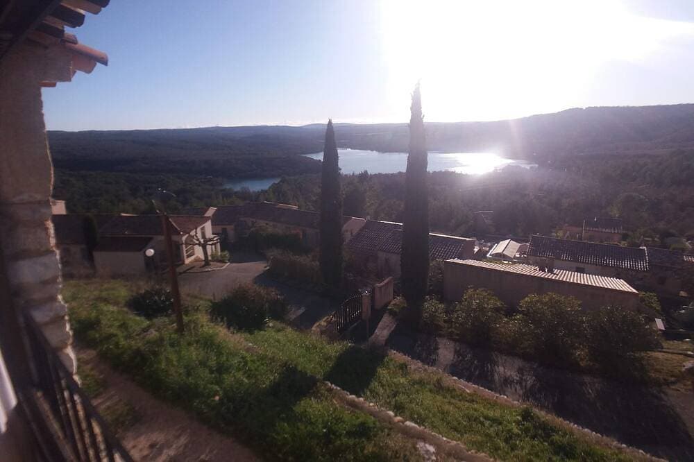 Foto 11 von 20: Steinhaus mit Terrasse und Garten mit Blick auf den See