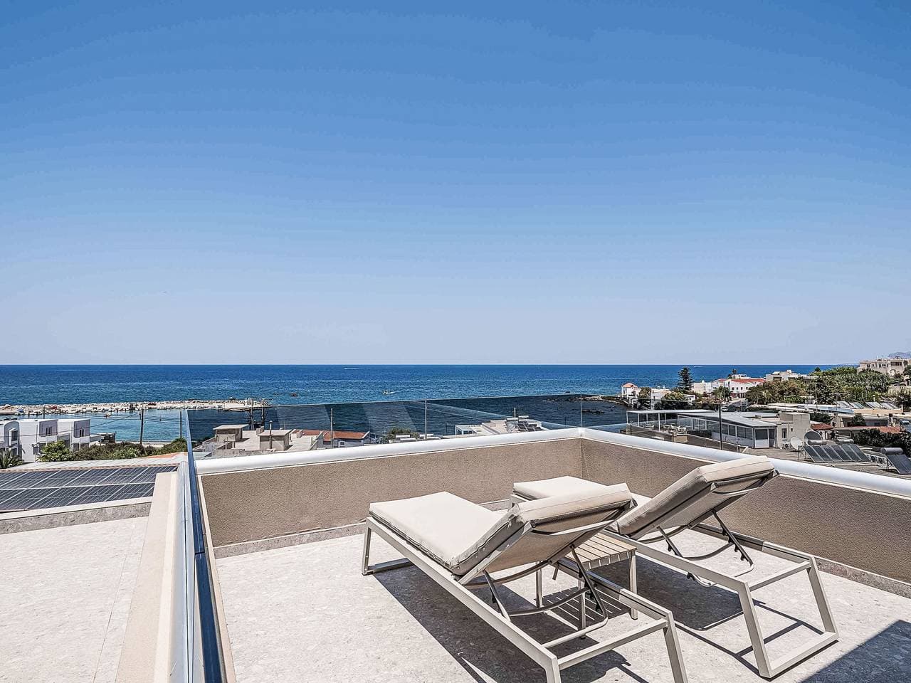 Foto 7 von 77: Lusol Seafront Villa II- Heated Pool,100 m See