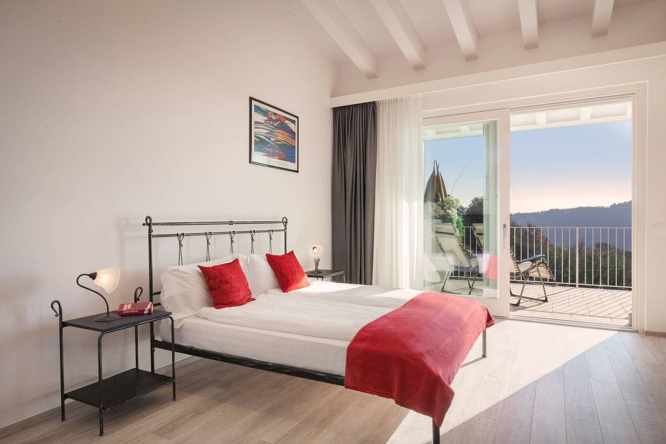 Foto 4 von 20: White Apartment with Terrace and Lake View