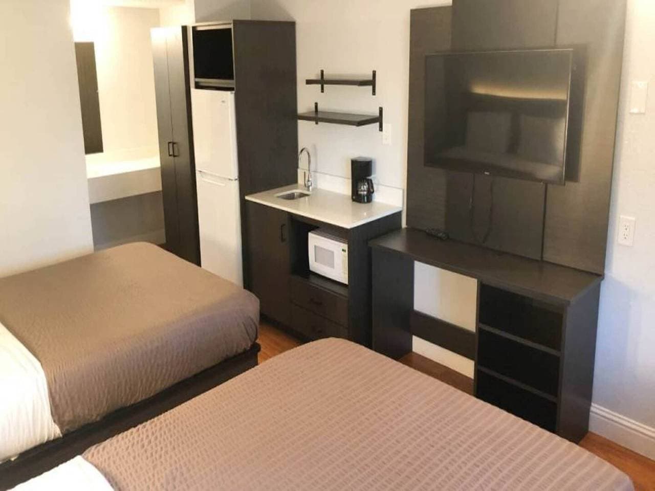 Foto 3 von 23: 2 Queensize-Betten | Nichtraucherzimmer