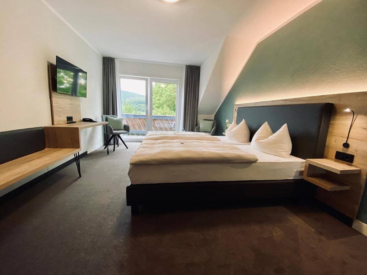 Hotel & Restaurant Kronenhof am Weser-Radweg 1
