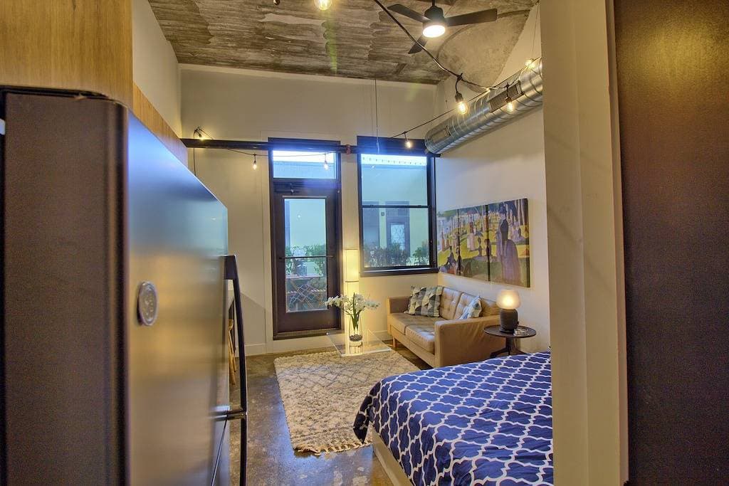 Foto 12 von 17: Chic Ultramodern Minimalist Studio Loft + Patio