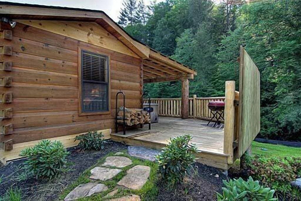 Foto 4 von 16: Cozy Creek: Cozy Cabin with Large Deck Overlooking Mountain Stream
