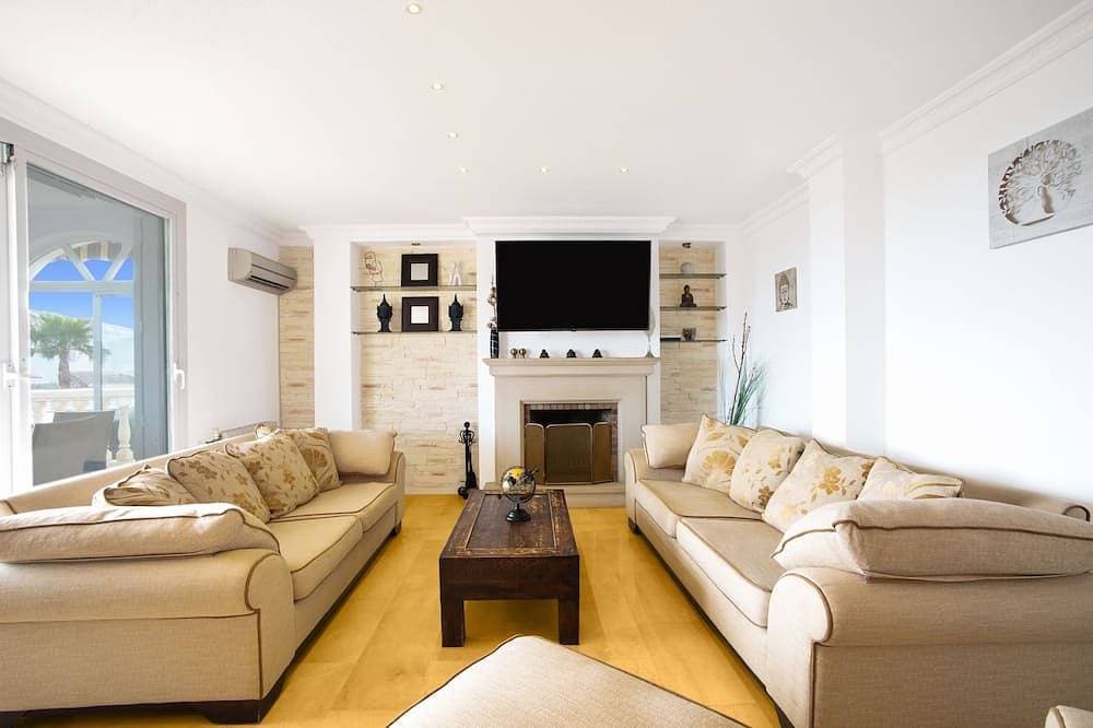 Foto 13 von 30: 6 Bedroom Luxury Villa ,6 seater Jacuzzi & heated pool . 18 guests max