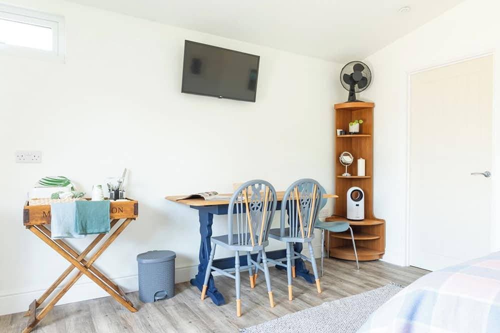 Foto 2 von 17: Pear Tree Cabin provides a wonderful base for exploring Whitstable and the surrounding area, celebrating special occasions, or visiting friends and family. Enjoy the local cusine and stroll back to your comfy cabin to watch the sunset.