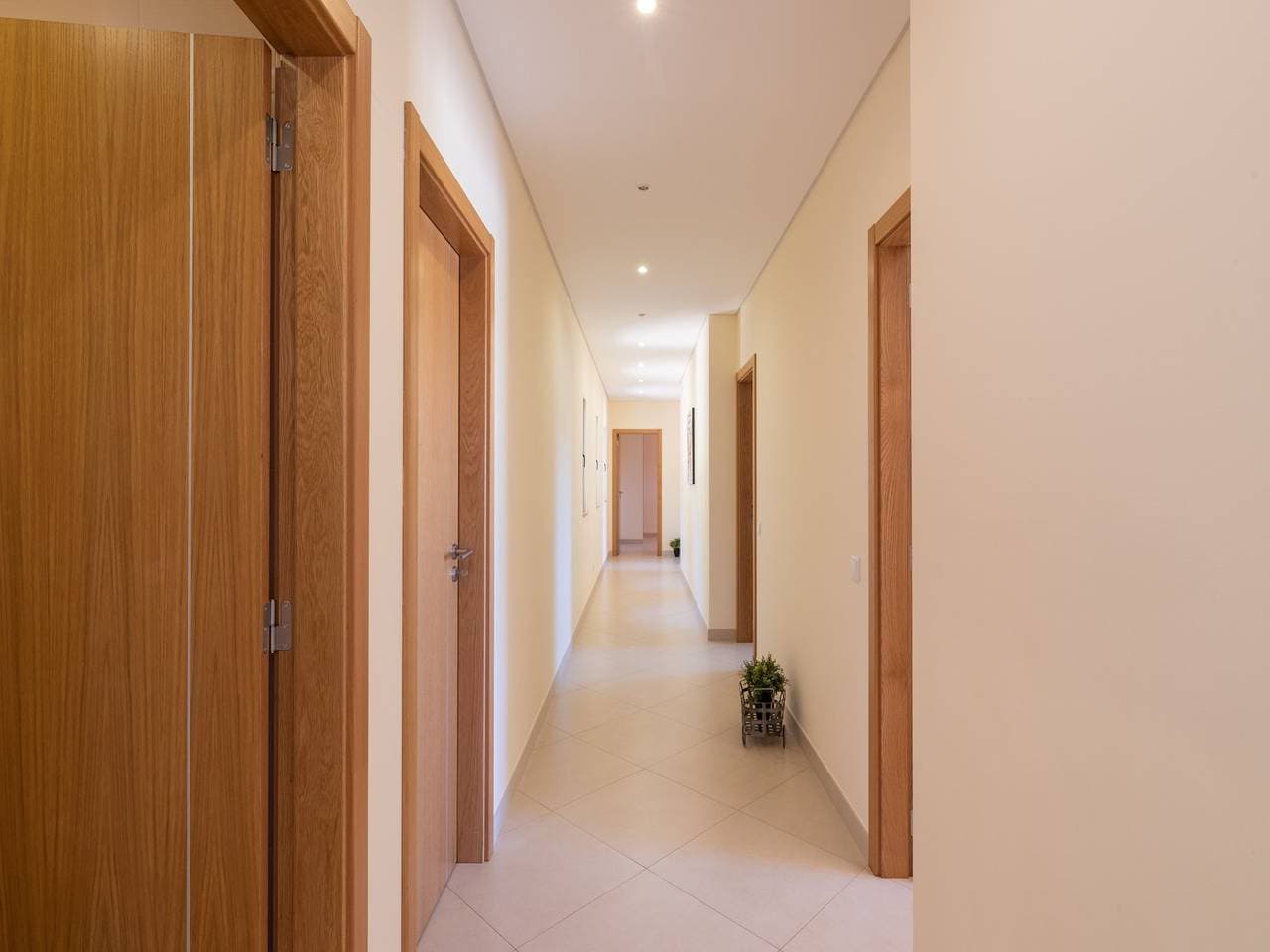 Foto 6 von 34: Spacious Albufeira  Villa | 4 Bedrooms | Villa Avos De Parra | Air Conditioned Bedrooms | Private Setting