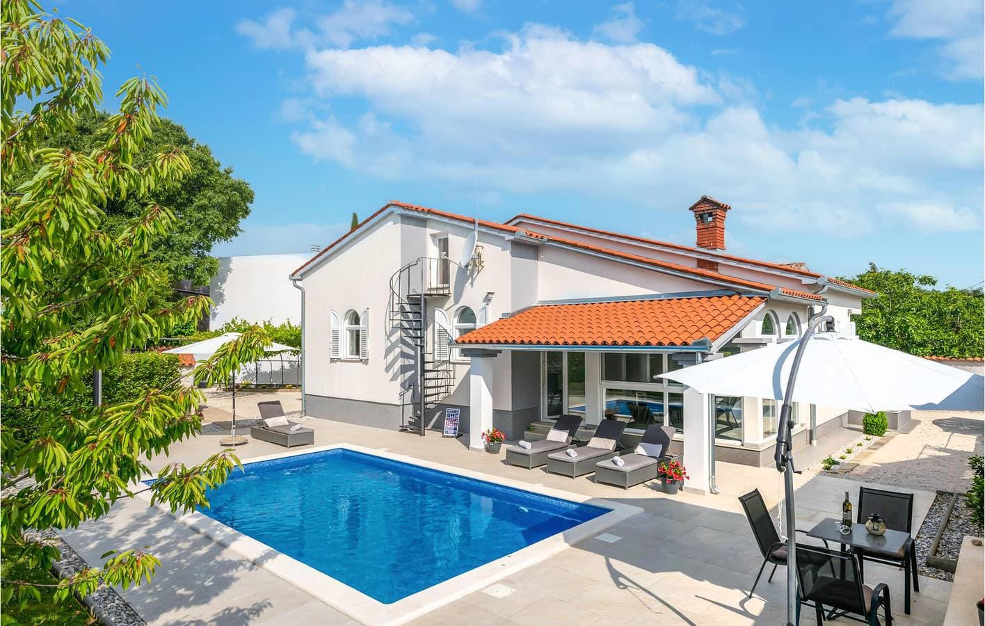 Modernes 1-Zimmer-Apartment mit Pool, Terrasse und in der Nähe der Konoba Kacana 1