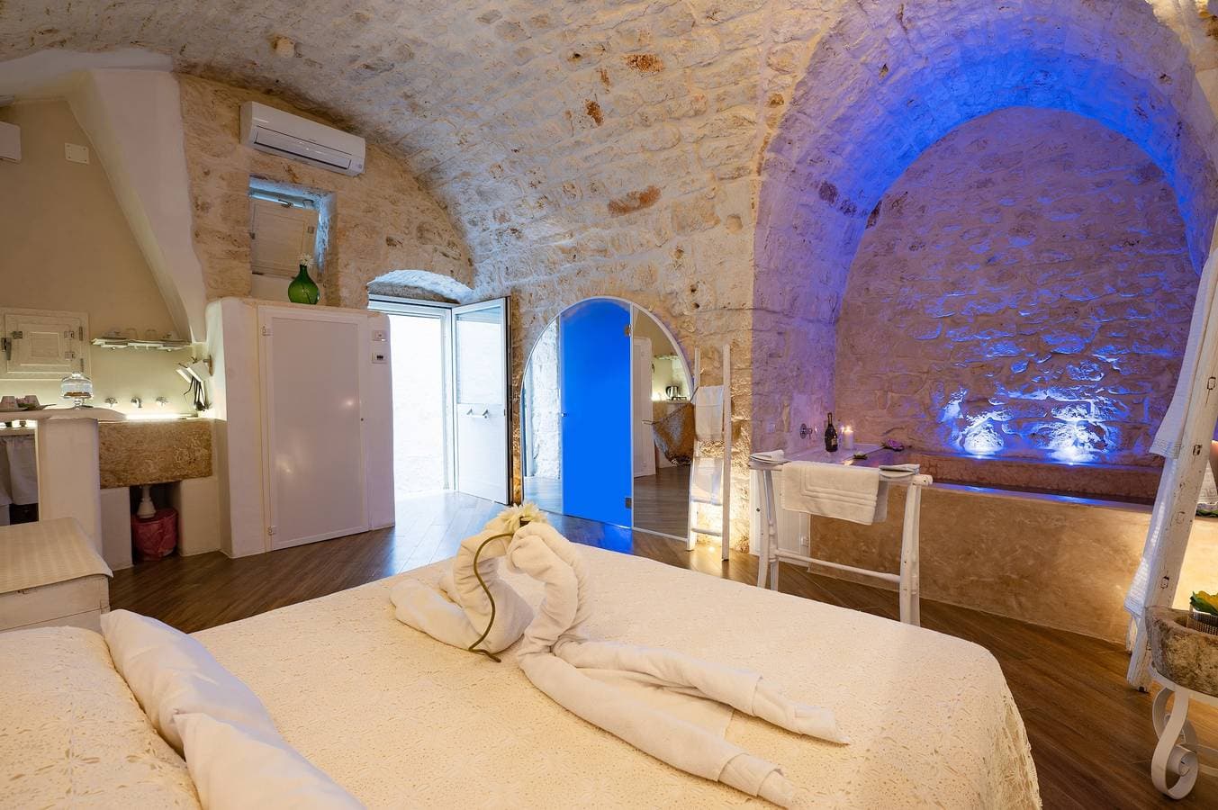 Foto 11 von 21: Ferienwohnung "Suite Nino - Ceglie Messapica" mit Privatem Innenpool, Whirlpool und WLAN