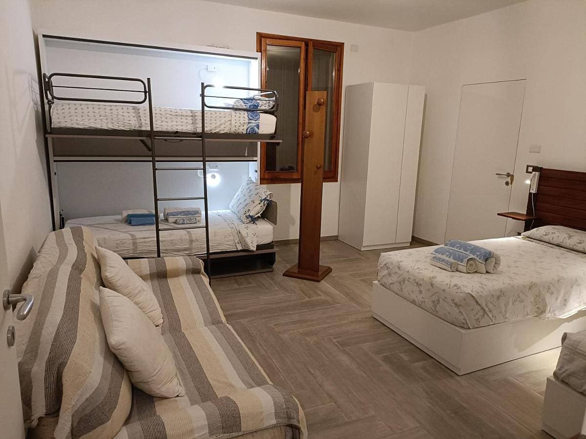 Foto 3 von 8: Quadruple Room with Private External Bathroom