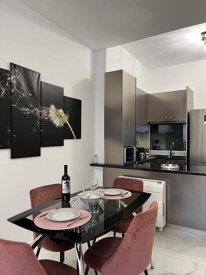 Foto 9 von 12: Two-Bedroom Apartment with City View